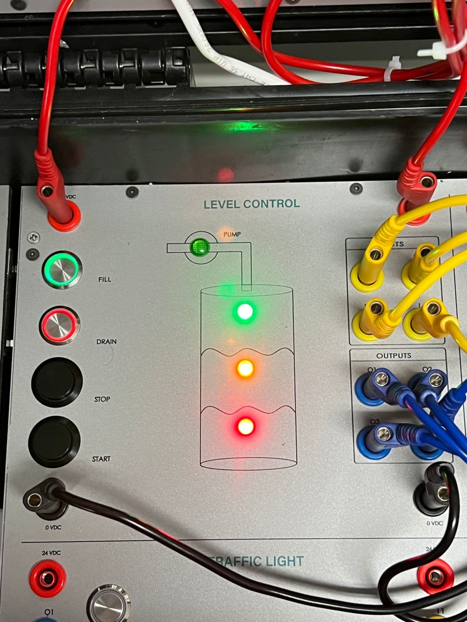 Module Level Control de la maquette : boutons FILL, DRAIN, STOP, START, pompe et voyants de niveau allumés